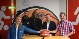 Von links: Fiona Stahl (OSC-Basketballbüro), Trainer Aleksandar „Saša“ Čuić, Sportdirektor Patrick Elzie, Artland Dragons-Geschäftsführer Marius Kröger und OSC-Geschäftsführer Sascha Bartsch freuen sich auf das Spiel, das in den Hallen der Artland Dragons ausgetragen wird. / Foto: OSC