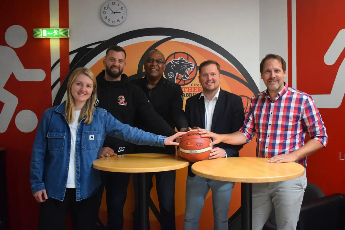Von links: Fiona Stahl (OSC-Basketballbüro), Trainer Aleksandar „Saša“ Čuić, Sportdirektor Patrick Elzie, Artland Dragons-Geschäftsführer Marius Kröger und OSC-Geschäftsführer Sascha Bartsch freuen sich auf das Spiel, das in den Hallen der Artland Dragons ausgetragen wird. / Foto: OSC