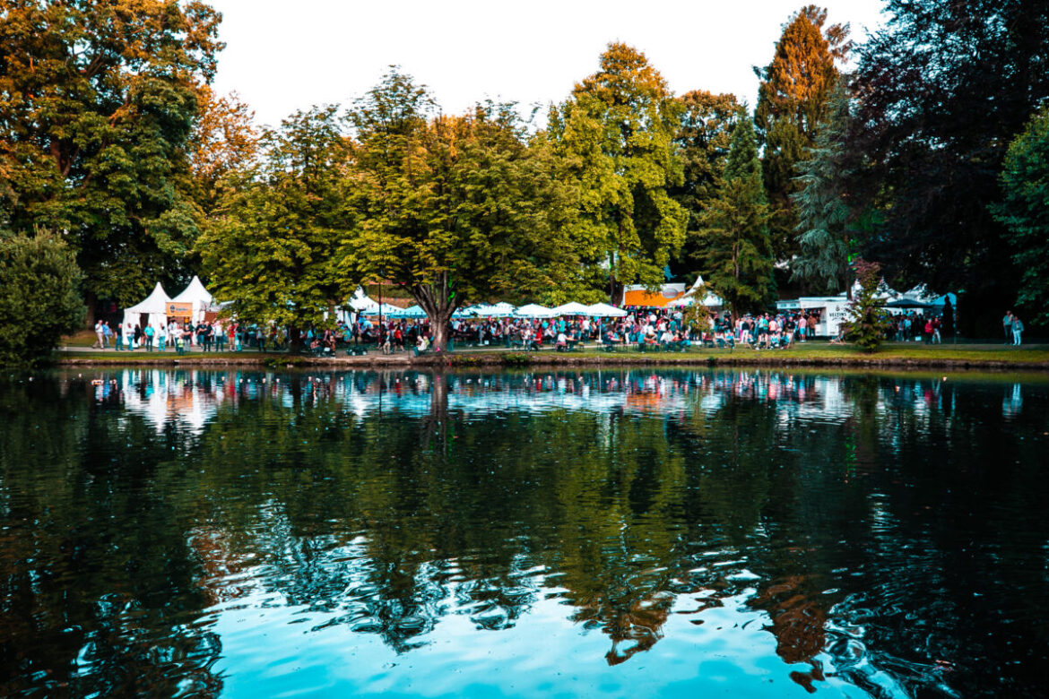 Das Kasinoparkfest lockt regelmäßig zahlreiche Besucherinnen und Besucher ans Wasser. / Foto: Stadt Georgsmarienhütte