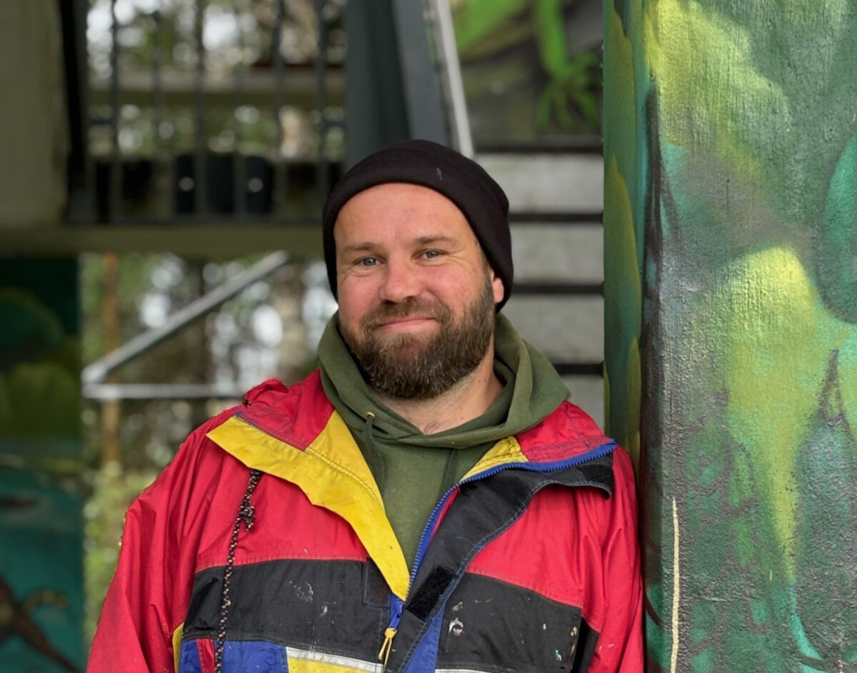 Christian Aretz gestaltet den Varusturm. / Foto: Jasmin Schulte