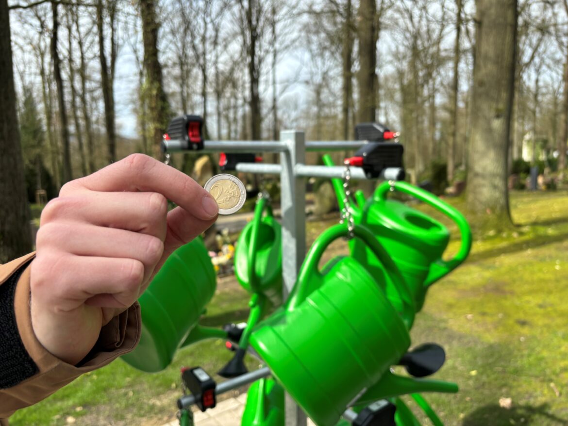 Mit einer Zwei-Euro-Münze können die Kannen oder Schubkarren gelöst werden. / Foto: Stadt Georgsmarienhütte, Jasmin Schulte