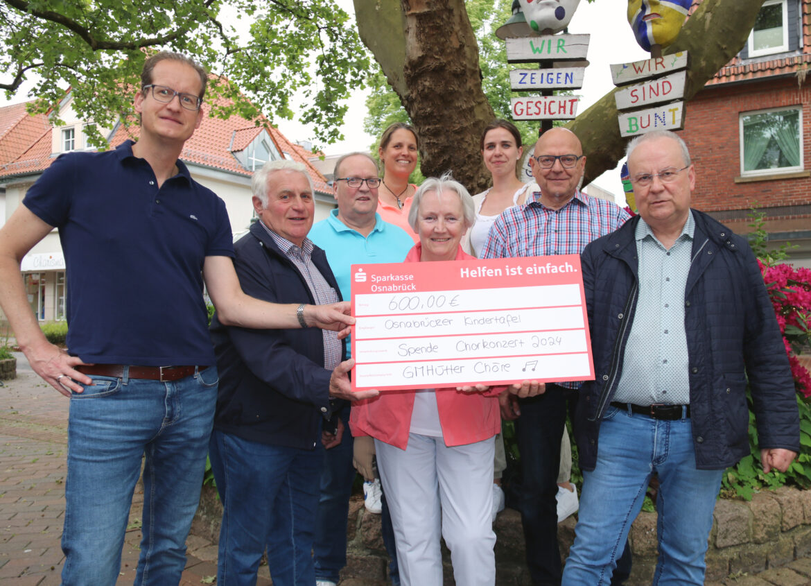 Bildunterschrift: Vertreterinnen und Vertreter der vier Chöre sowie städtische Mitarbeiterinnen übergaben Tafel-Chef Hermann Große-Marke (rechts) die Spende an die Osnabrücker Kindertafel. Foto: Stadt Georgsmarienhütte/ Jasmin Schulte
