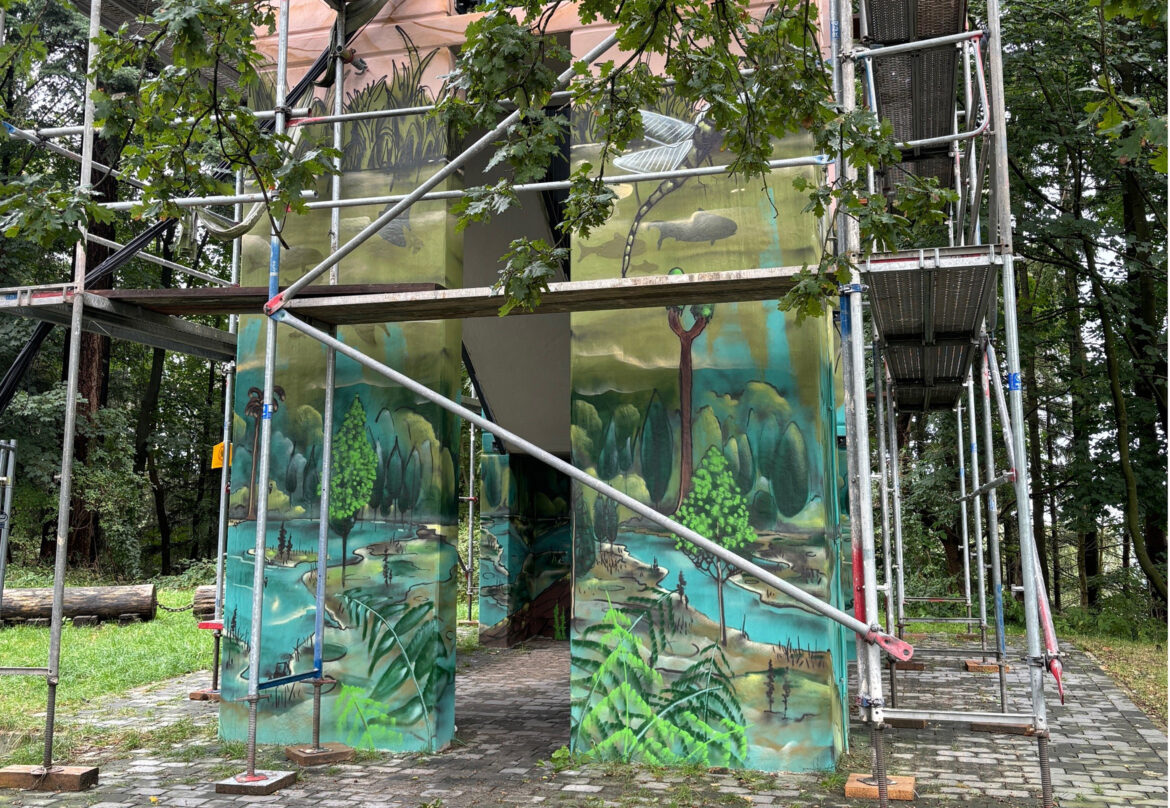 Erste Erdzeitalter sind auf dem Aussichtsturm zu erkennen. / Foto: Jasmin Schulte