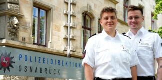 Polizeikommissar Dustin Brandt aus Leer und Polizeikommissarin Jana Friedrich aus Bohmte stehen als interne Ansprechpersonen zur Verfügung und unterstützen alle rund 3.000 Mitarbeitenden der Direktion bei Fragen rund um das Thema LSBTIQ und Inklusion.