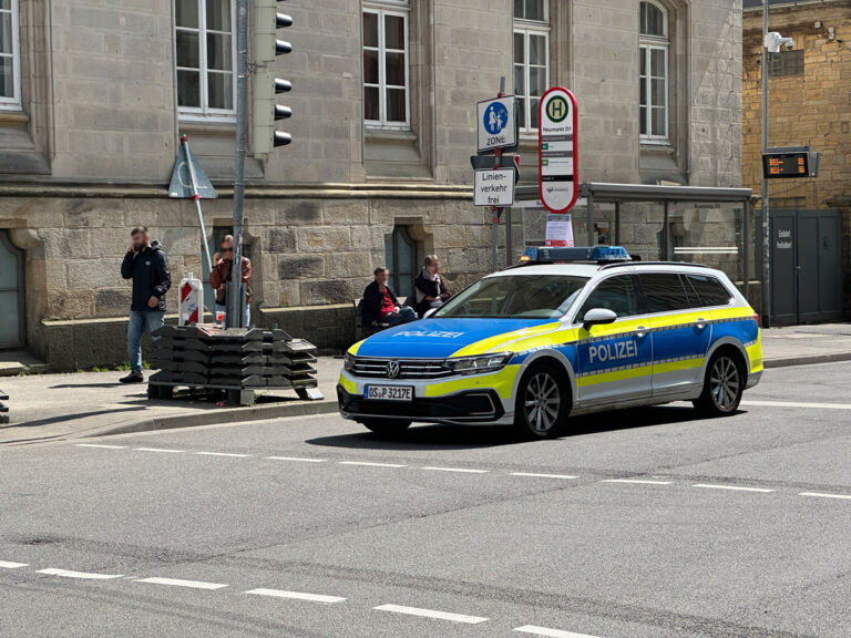 Streifenwagen der in Innenstadt