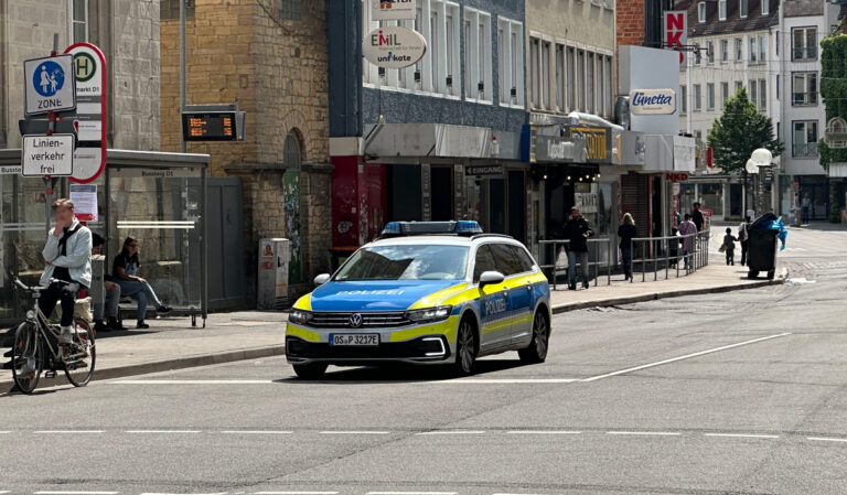 Streifenwagen der Polizei in der Johannisstraße in Innenstadt