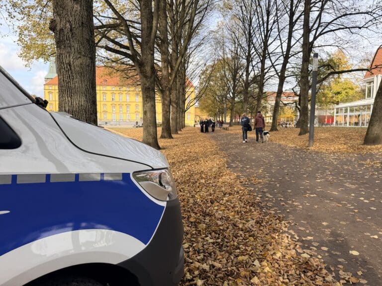 Polizei im Schlossgarten Osnabrück in Innenstadt