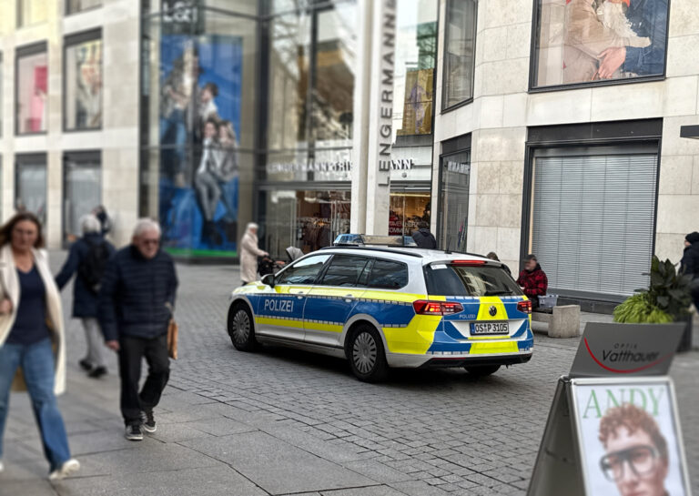 Streifenwagen in der Fußgängerzone Große Straße Osnabrück