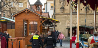 Polizisten patroulieren auf dem Weihnachtsmarkt in Osnabrück