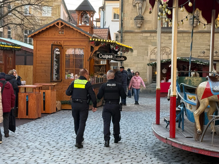 Polizisten patroulieren auf dem Weihnachtsmarkt in Osnabrück