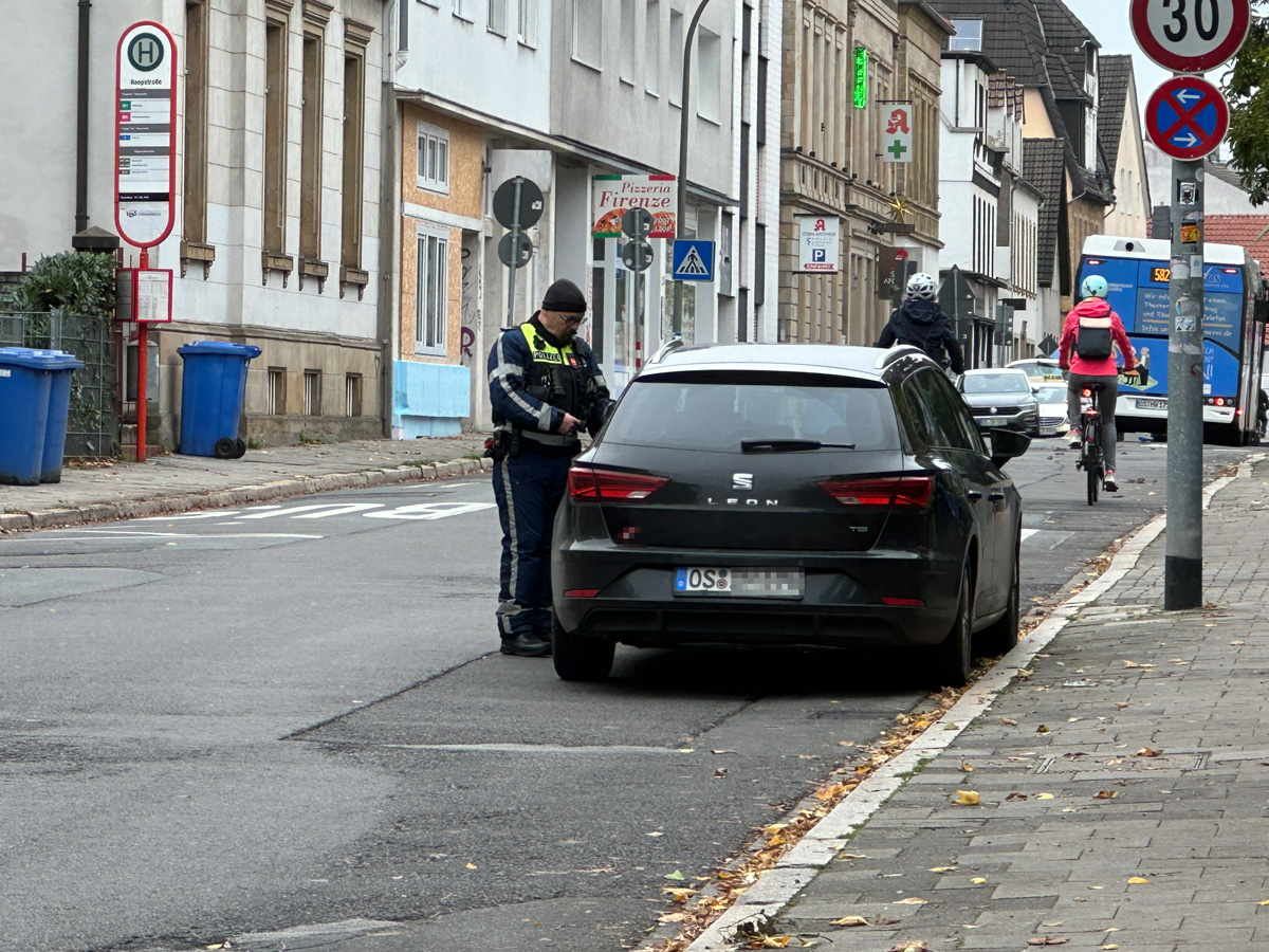 Ein Polizeibeamter mit Motorrad hält an diesem Montag bei Bedarf auch Autofahrer in einer Seitenstraße an