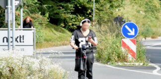 Verboten: Mit Handy auf E-Scooter. / Foto: Polizei Osnabrück