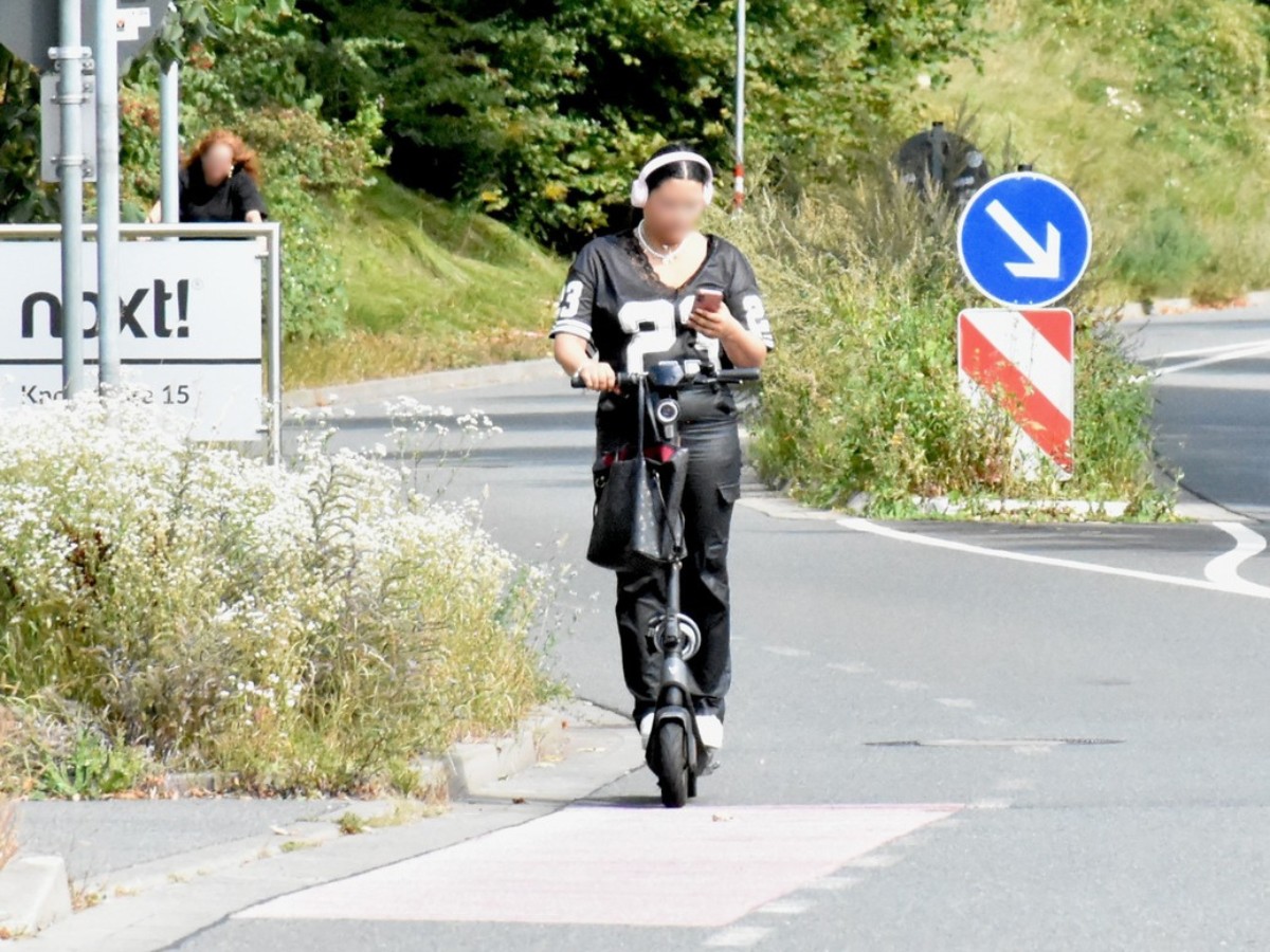 Verboten: Mit Handy auf E-Scooter. / Foto: Polizei Osnabrück