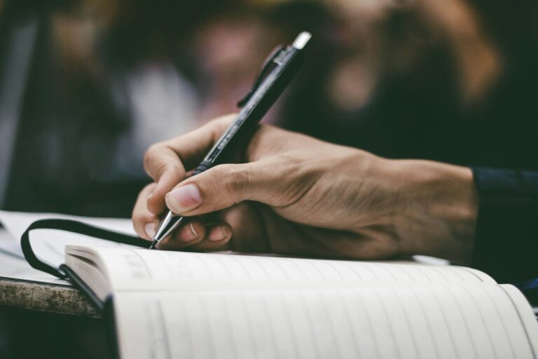 Notizen mit einem Stift und einem Schreibblock