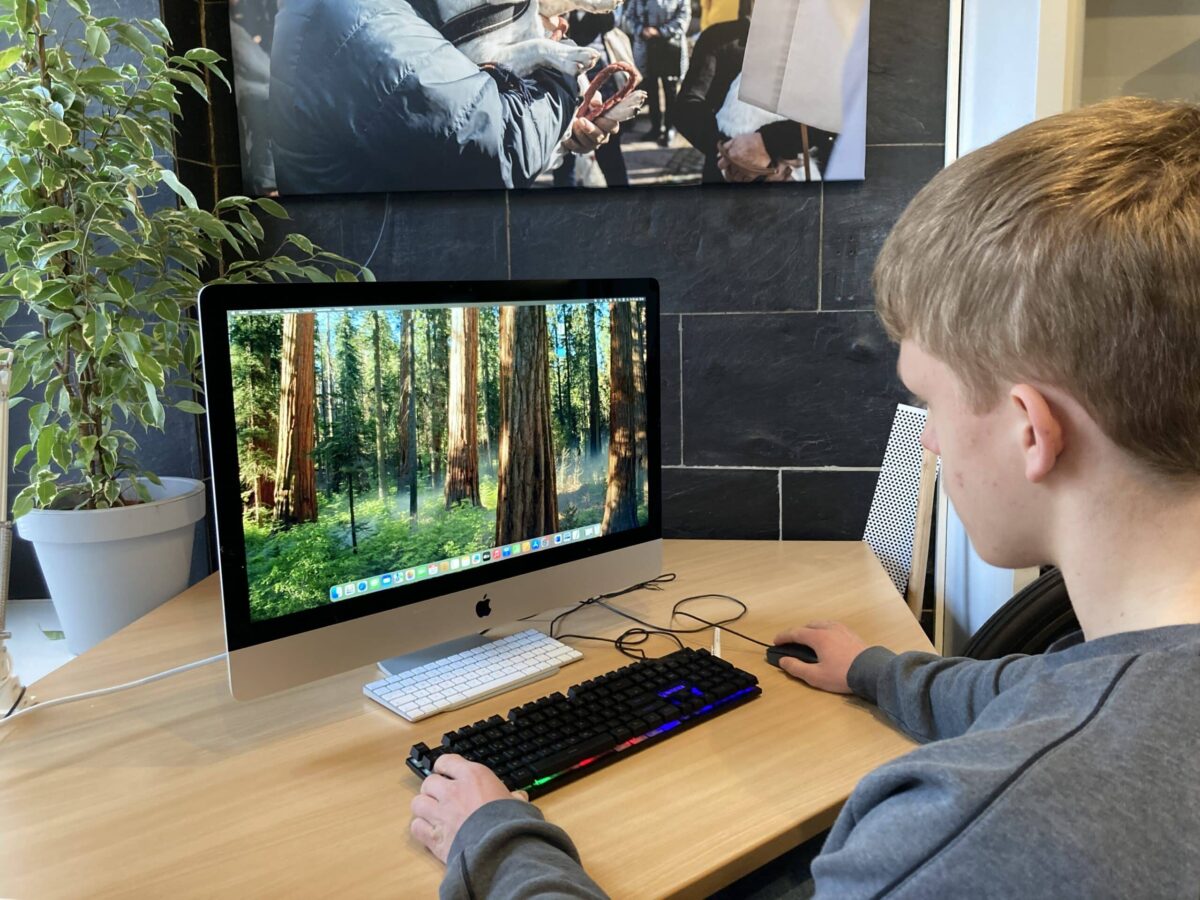 Praktikant Justus an seinem Arbeitsplatz in der HASEPOST-Redaktion. / Foto: Dominik Lapp