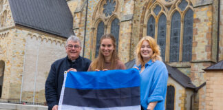 Jule Marie Griep-Raming freut sich auf ihre Zeit im Ausland. Bonifatiuswerk-Generalsekretär Monsignore Georg Austen (l.) und Projektreferentin Marisa Grummich (r.) wünschen ihr dafür alles Gute. / Foto: Hartmut Salzmann