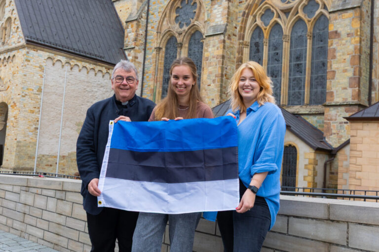 Jule Marie Griep-Raming freut sich auf ihre Zeit im Ausland. Bonifatiuswerk-Generalsekretär Monsignore Georg Austen (l.) und Projektreferentin Marisa Grummich (r.) wünschen ihr dafür alles Gute. / Foto: Hartmut Salzmann