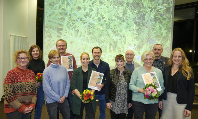 Die Naturschutzstiftung des Landkreises Osnabrück hat den Naturschutzpreis 2024 verliehen. An der Preisverleihung nahmen teil (von links): Ellen Akkermann (Kuratorium), Preisträgerin Ulrike Stricker (2. Platz), Ilka Pötter (Kuratorium), Heiner Sticker, Preisträger Paul und Dina Ferderer (1. Platz), Kuratoriumsvorsitzende Gabi Mörixmann, Georg Görtemöller (Kuratorium), Preisträgerin Maria Holthaus (2. Platz), Claus Kanke (Kuratorium) und Landrätin Anna Kebschull.