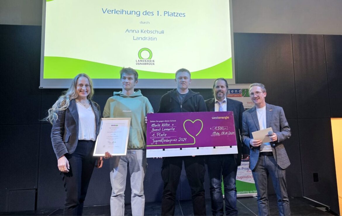 Anna Kebschull (Landrätin), Bennet Lennartz, Moritz Küthe, Torsten Schindler (Vorstandssprecher Jugendring) sowie Michael Lührmann (Moderator der Verleihung und stellvertretender Landrat). / Foto: Kevin Vallo