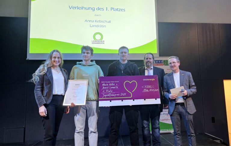 Anna Kebschull (Landrätin), Bennet Lennartz, Moritz Küthe, Torsten Schindler (Vorstandssprecher Jugendring) sowie Michael Lührmann (Moderator der Verleihung und stellvertretender Landrat). / Foto: Kevin Vallo