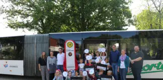 Zum Start der Schulanfängeraktion besuchte das VOS-Team gemeinsam mit dem Busunternehmen Nieporte die Grundschule Ankum – mit dabei: die Erstklässler und Erstklässlerinnen, Schulleiter und Lehrkräfte sowie das Maskottchen Haltelinchen.