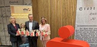 Tanja Pöhler (Stv. Geschäftsführerin der vhs Osnabrücker Land), Johannes Hartig (Vorstandsvorsitzender der Sparkasse Osnabrück) und Idrisia Hamza (Programmbereichsleitung Berufliche Bildung der vhs) freuen sich über die Stärkung pflegender Angehöriger im Landkreis Osnabrück. / Foto: M. Bley, Sparkasse Osnabrück