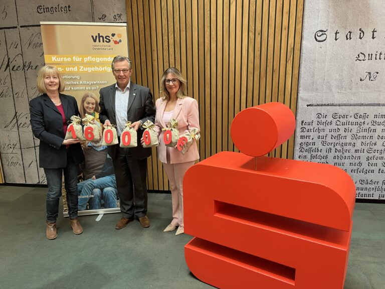 Tanja Pöhler (Stv. Geschäftsführerin der vhs Osnabrücker Land), Johannes Hartig (Vorstandsvorsitzender der Sparkasse Osnabrück) und Idrisia Hamza (Programmbereichsleitung Berufliche Bildung der vhs) freuen sich über die Stärkung pflegender Angehöriger im Landkreis Osnabrück. / Foto: M. Bley, Sparkasse Osnabrück