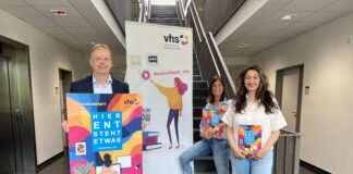 vhs Osnabrücker Land – hier entsteht etwas! Stellen das neue landkreisweite Angebot vor (von links: Jörg Temmeyer, Jana Kutkowski und Claudia Porcher). Foto: © vhs Osnabrücker Land – Britta Burgard