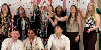 Die Absolventen feiern ihren Abschluss bei der Agentur für Arbeit Osnabrück