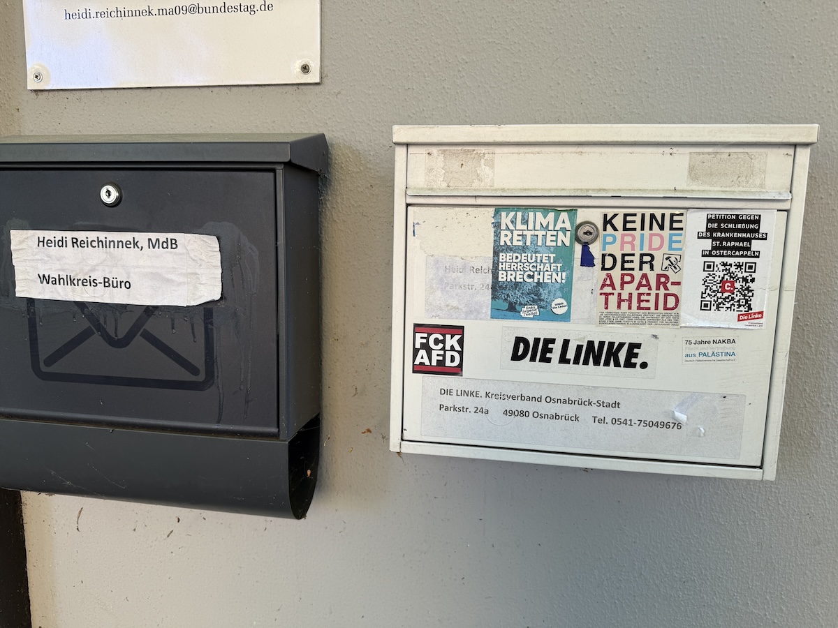 "Kein Pride der Apartheid", Aufkleber auf dem Briefkasten der Osnabrücker Linkspartei