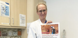 Prof. Dr. med. Kerstin Schütte präsentiert das Plakat zur Veranstaltung „gesunder Magen“, die am 13. August im Marienhospital Osnabrück stattfindet. Foto: Ute Laumann/MHO