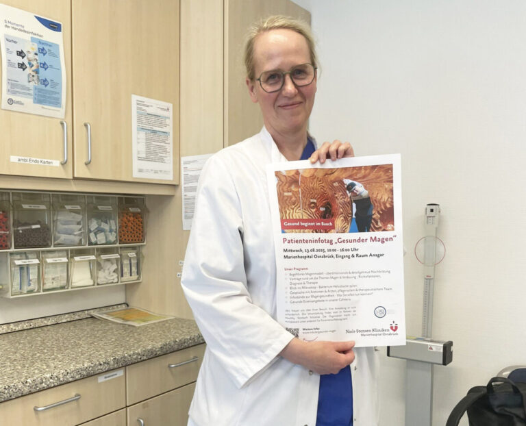 Prof. Dr. med. Kerstin Schütte präsentiert das Plakat zur Veranstaltung „gesunder Magen“, die am 13. August im Marienhospital Osnabrück stattfindet. Foto: Ute Laumann/MHO
