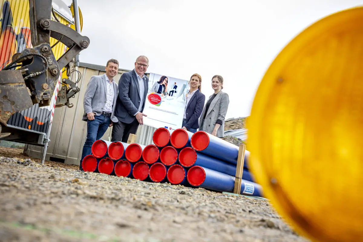Von links: Michael Borgmeier, Bauamtsleiter der Gemeinde Ostercappeln, Ostercappelns Bürgermeister Erik Ballmeyer, oleg-Geschäftsführerin Susanne Menke und Hannah Schroeder, oleg. / Foto: Miriam Loeskow-Bücker, oleg