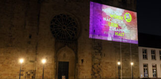 Noch bis zur Bundestagswahl am 23. Februar ruft eine Lichtinstallation am Osnabrücker Dom dazu auf, wählen zu gehen. / Foto: Bistum Osnabrück, Thomas Arzner