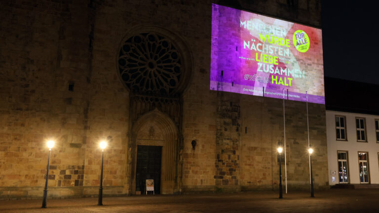 Noch bis zur Bundestagswahl am 23. Februar ruft eine Lichtinstallation am Osnabrücker Dom dazu auf, wählen zu gehen. / Foto: Bistum Osnabrück, Thomas Arzner