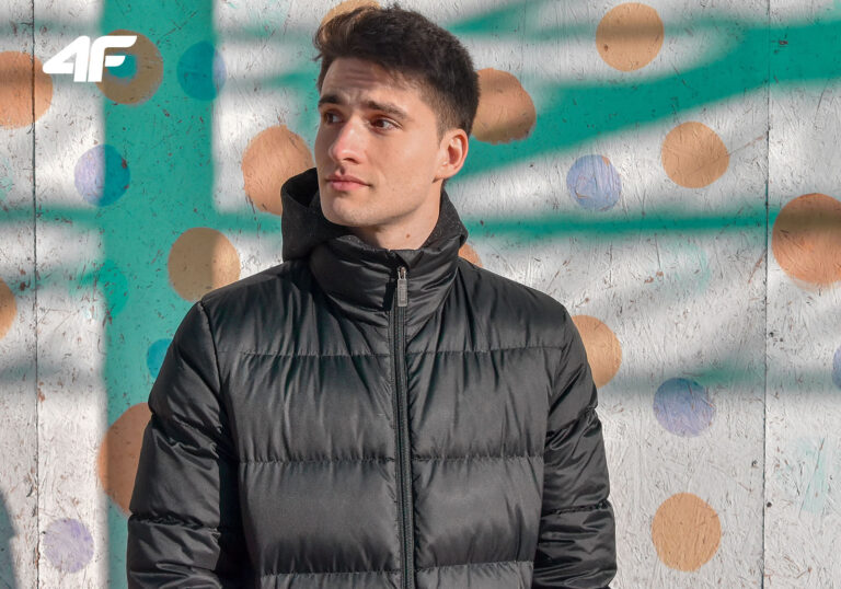 junger Mann in Daunenjacke