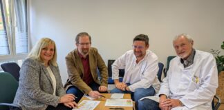 (v.l.n.r.) Bürgermeisterin Dagmar Bahlo und Erster Stadtrat Alexander Herzberg haben Alexander und Herwig Butz von der gleichnamigen Gemeinschaftspraxis in Holzhausen das neue Förderprogramm vorgestellt. / Foto: Stadt Georgsmarienhütte