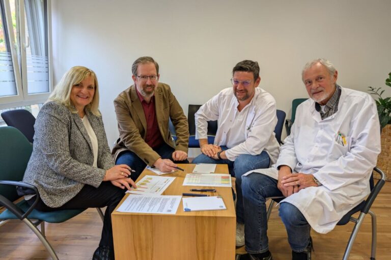 (v.l.n.r.) Bürgermeisterin Dagmar Bahlo und Erster Stadtrat Alexander Herzberg haben Alexander und Herwig Butz von der gleichnamigen Gemeinschaftspraxis in Holzhausen das neue Förderprogramm vorgestellt. / Foto: Stadt Georgsmarienhütte