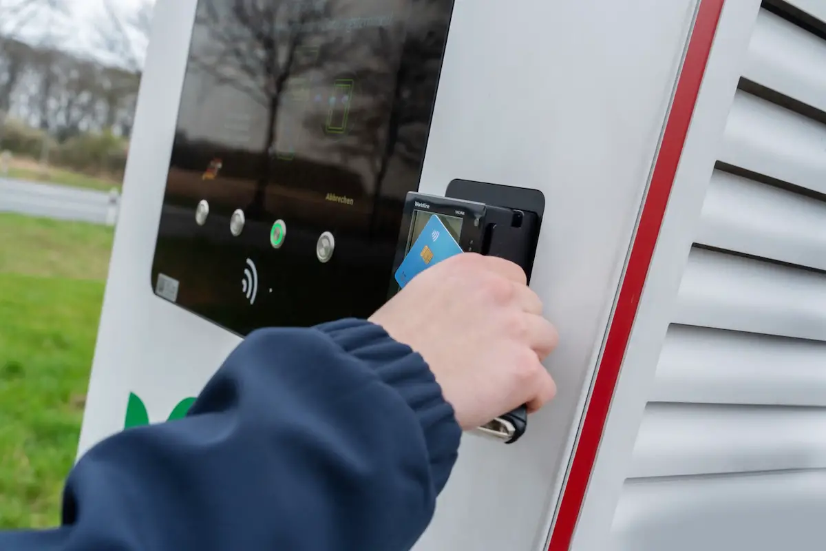Kartenzahlung an Ladesäule