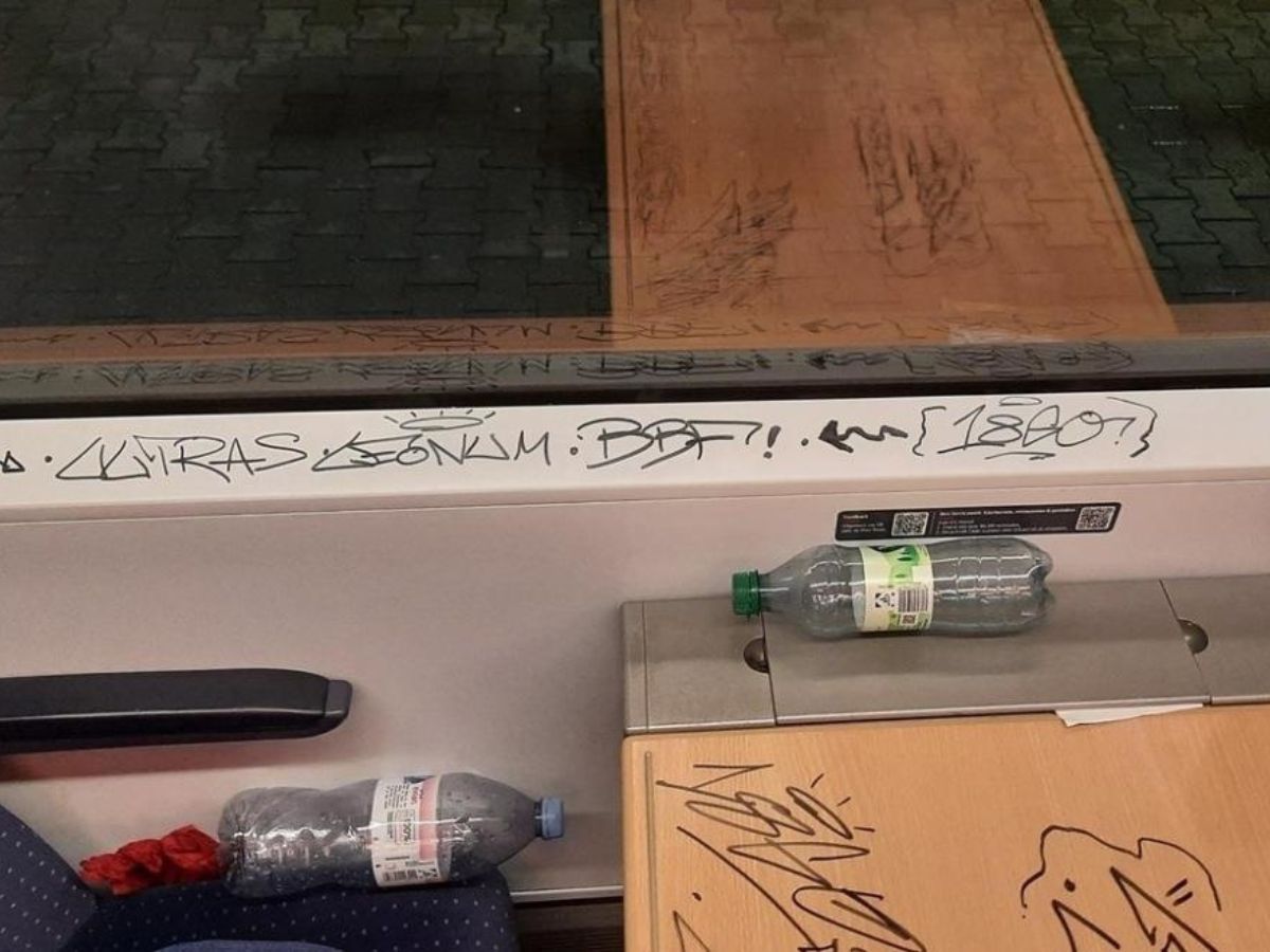 Schmierereien von Fußballfans, die in einem Zug auf dem Weg nach München randaliert haben.