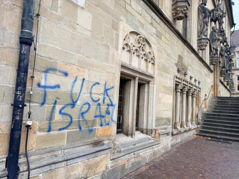 Graffiti am Rathaus Osnabrück. / Foto: Heiko Pohlmann