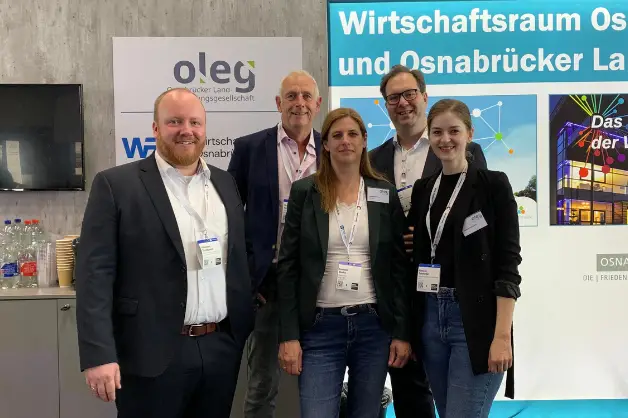 Sind zufrieden mit dem ersten gemeinsamen Messeauftritt auf der REAL ESTATE ARENA: Alexander Strangmann (WFO), Thomas Serries (WIGOS), Susanne Menke (oleg), Ulrich Grubert (WFO), Hannah Schroeder (oleg). / Foto: WFO