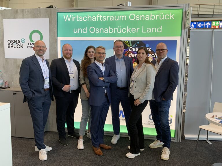 Vertraten erneut gemeinsam die Wirtschaftsregion Osnabrück (von links): Peter Vahrenkamp (Geschäftsführer der WIGOS und oleg), Alexander Strangmann (WFO), Hannah Schroeder (oleg), Frank Bohl (WFO), Ingmar Bojes (Geschäftsführer WFO), Susanne Menke (Geschäftsführerin oleg), Thomas Wetzel (oleg). / Foto: WFO