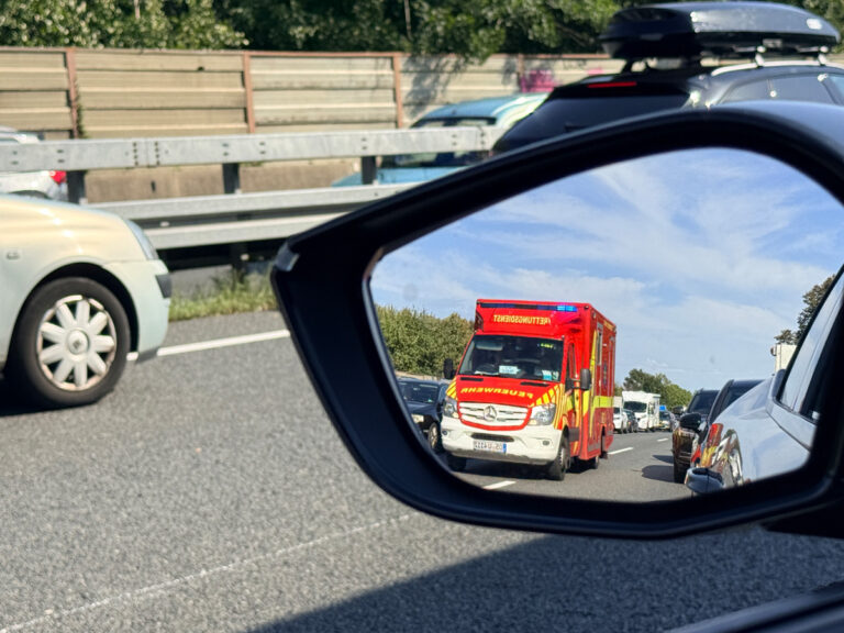 Rettungswagen in der Rettungsgasse auf der Autobahn