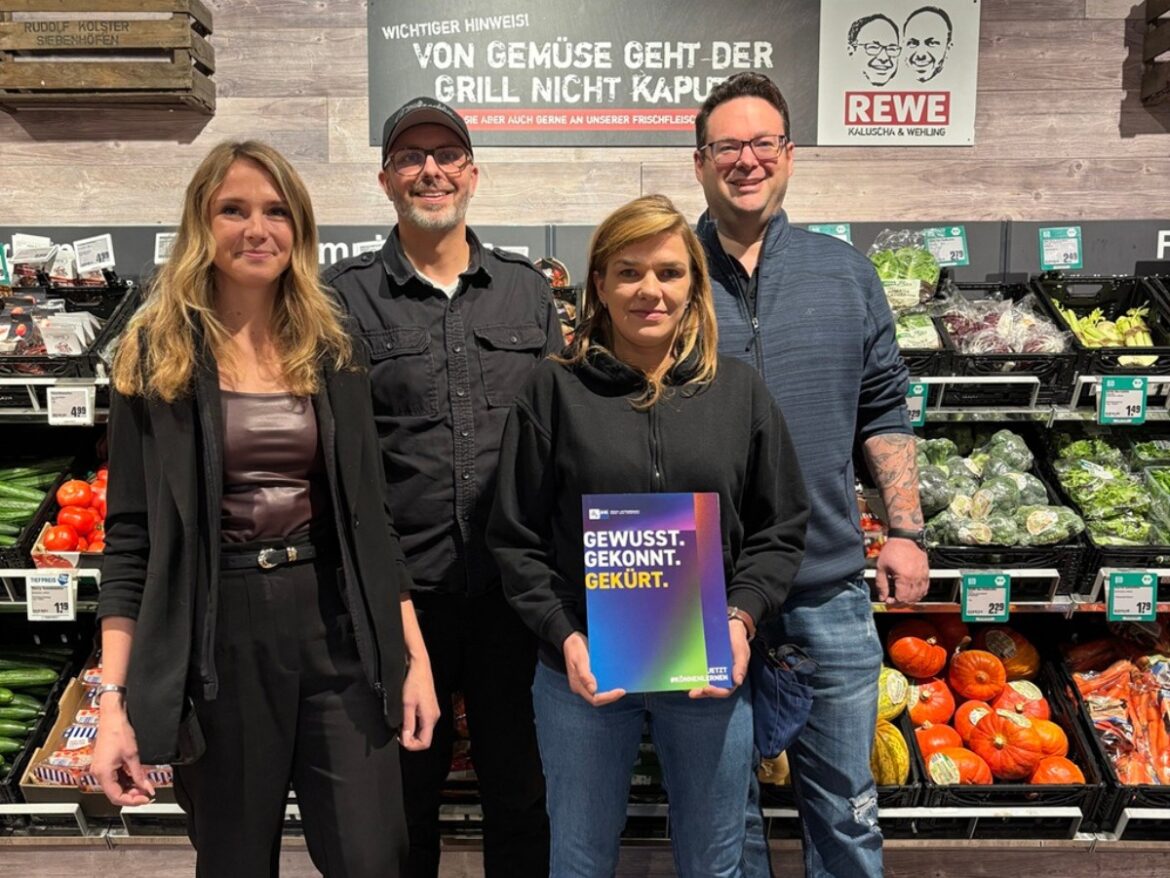 Gemeinsam stark: Natalia Frolov (vorne rechts) mit den Kaufleuten Jens Kaluscha (rechts) und Oliver Wehling (links) sowie der Marktmanagerin Maria Popken (links) – zusammen feiern sie die erfolgreiche Kompetenzfeststellung als Zeichen für Chancengleichheit und Anerkennung praktischer Fähigkeiten. / Foto: IHK