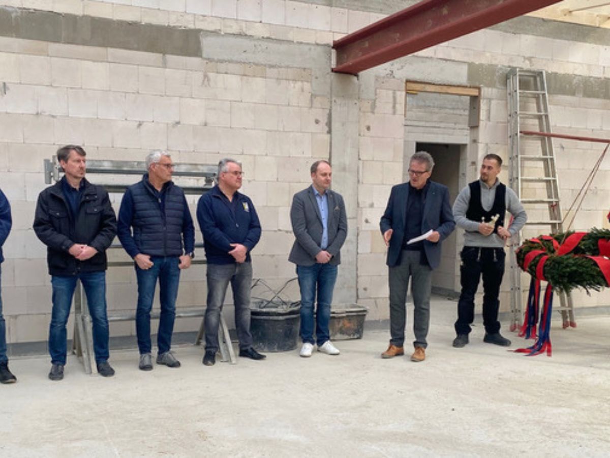 Feuerwehr Bissendorf feiert Richtfest des neuen Feuerwehrhauses Feierten gemeinsam mit zahlreichen Gästen das Richtfest des neuen Feuerwehrhauses in Bissendorf: (v.l.) Stefan Hoge, Michael Schmidt, Jörg Sommer und Oliver Eckl von der Gemeindefeuerwehr, Architekt Gregor Schröder, Bürgermeister Guido Halfter und Zimmerer Till Kruse.