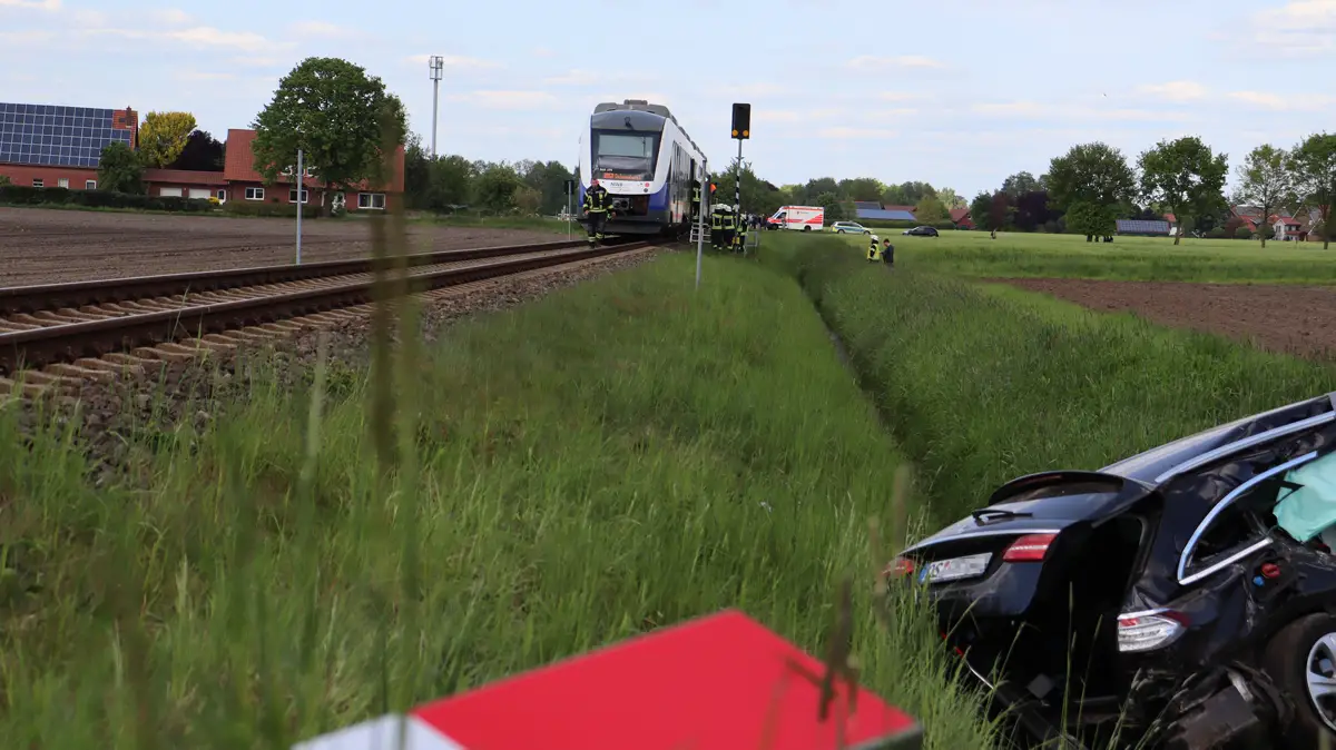 Auto prallt in Rieste mit Zug zusammen – Fahrer lebensgefährlich verletzt Der Triebzug der Nordwestbahn und das Unfallfahrzeug am Bahndamm / Foto: einsatzNDSmedia