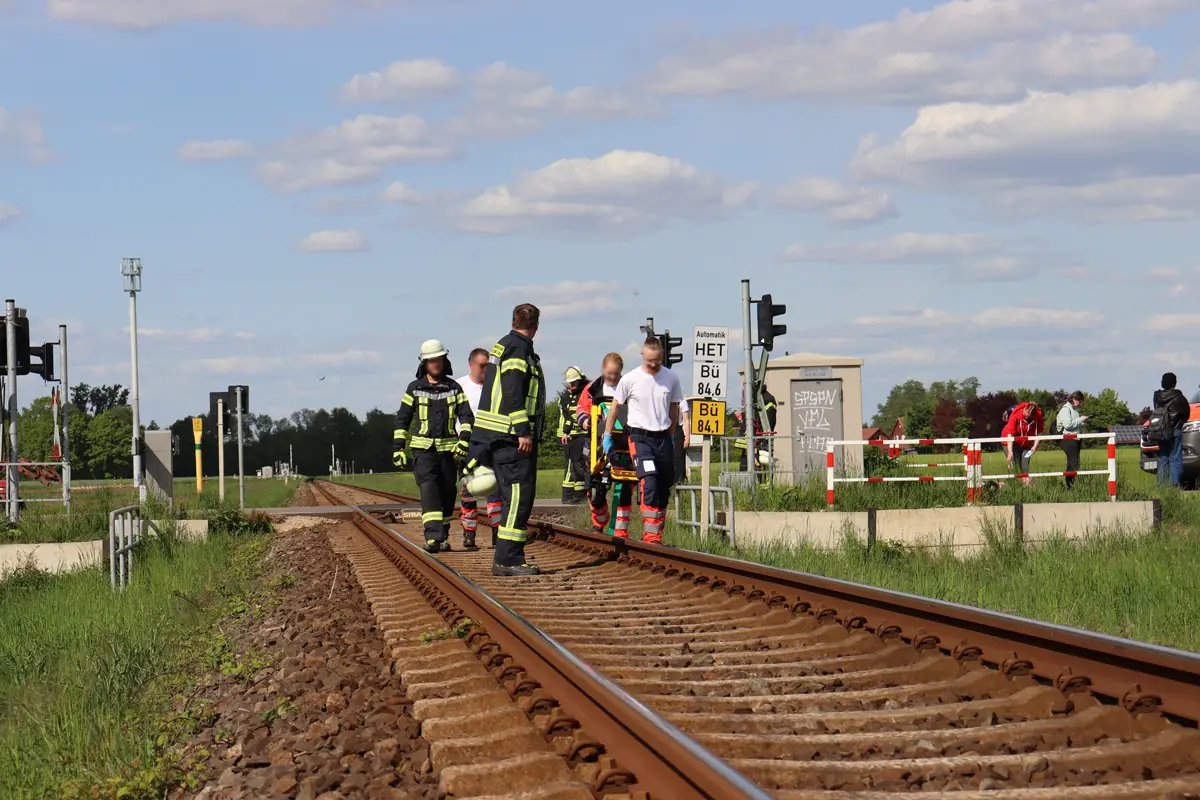 Auto prallt in Rieste mit Zug zusammen – Fahrer lebensgefährlich verletzt NWB-Unfall am Bahnübergang / Foto: einsatzNDSmedia