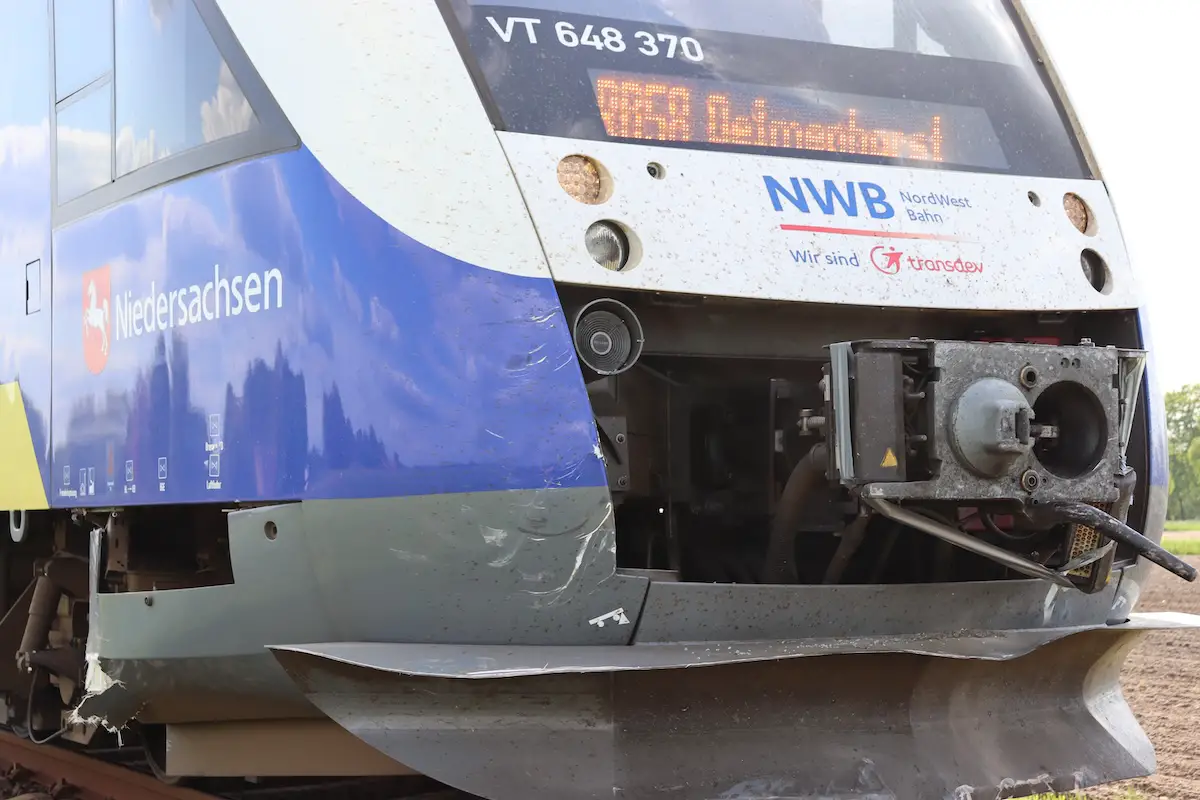 Auto prallt in Rieste mit Zug zusammen – Fahrer lebensgefährlich verletzt Der Triebzug der Nordwestbahn wurde nur leicht beschädigt / Foto: einsatzNDSmedia