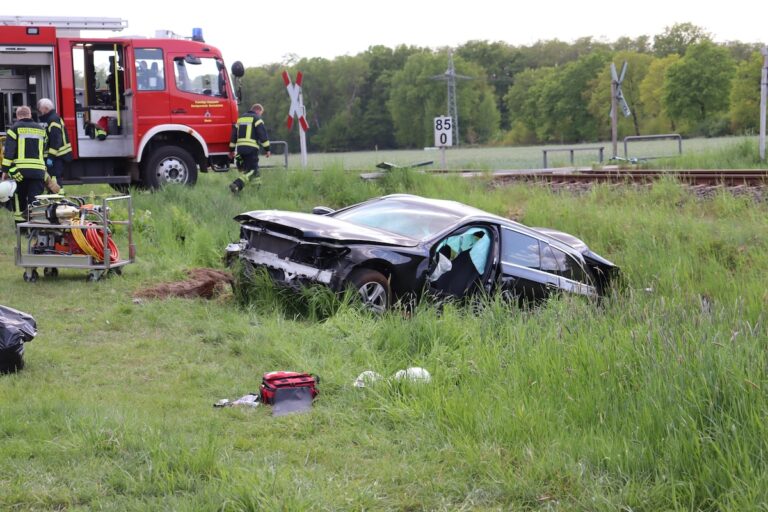 NWB-Unfall am Bahnübergang / Foto: einsatzNDSmedia